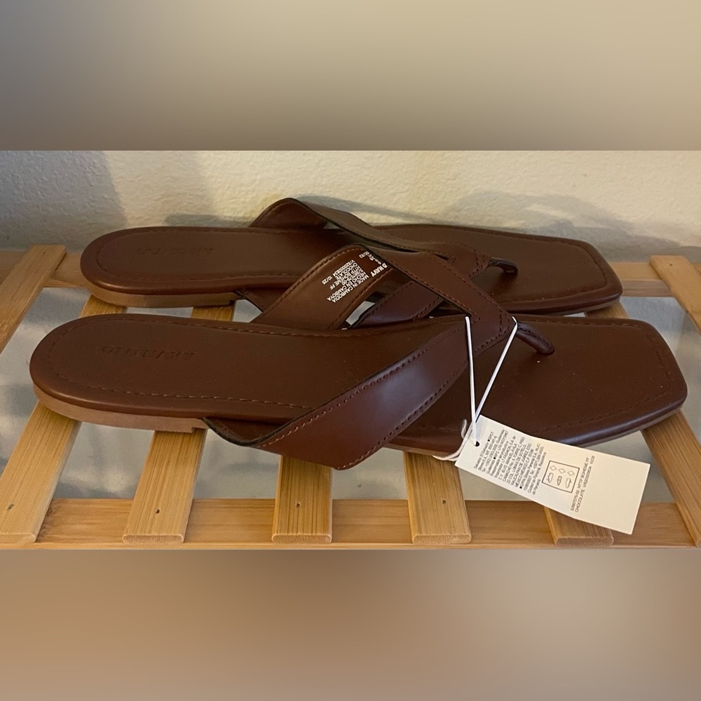 NEW…Old Navy Faux Leather Flip Flop Sandals - Picture 5 of 5